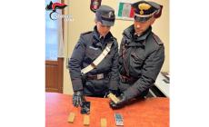Vede i carabinieri e lancia uno spinello dall&rsquo;auto, durante il controllo trovati 250 grammi di hashish. Arrestato 27enne