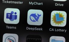 L'app cinese DeepSeek affonda sui mercati i titoli tecnologici in Europa e America. Poi denuncia di aver subito un cyberattacco 