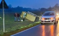 Baganzola, auto finisce  fuori strada e si ribalta in un campo: un ferito
