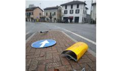 Castione Marchesi. incidente e danni alla segnaletica