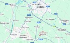 Auto esce di strada e si incendia nel Modenese: vigile del fuoco fuori servizio salva l'automobilista 