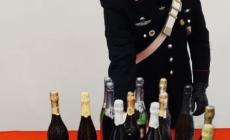 Vino e bibite, ladro colto sul fatto in un negozio di via Savani: arrestato &egrave; ai domiciliari