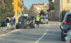 Auto si ribalta in pieno centro a Riccò. Arrivano i soccorsi, del conducente nessuna traccia
