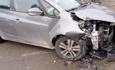 Schianto tra auto e camion della nettezza urbana a Colorno, un ferito. Evitata la tragedia