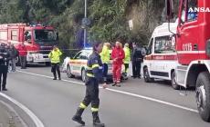 Camion perde il carico, colpito gruppo di ciclisti: muore un 49enne