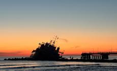 Pontile di Marina di Massa, la nave incagliata al tramonto - Foto