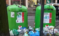 Via Spezia: le campane del vetro non vengono svuotate da giorni, questo &egrave; il risultato