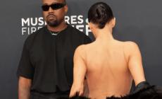 Bianca Censori si spoglia sul red carpet: lei e Kanye West cacciati dai Grammy? - Foto 