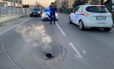Via Paradigna: si apre una buca nell'asfalto ed esce fumo 