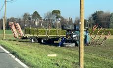Trattore con rimorchio si ribalta in un campo lungo via Traversetolo. Illeso il conducente