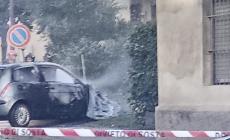 Auto in fiamme a Riccò, emergenza e strada chiusa - Le foto
