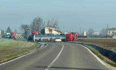 Fidenza, autocisterna carica di olio finisce di traverso in mezzo alla strada. Camionista ferito, viabilità bloccata. E a Pellegrino un altro camion fuori strada