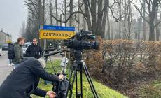 Carabinieri,  polizia e uno "stuolo" di giornalisti e fotografi davanti al luogo dello schianto- Foto e video
