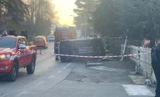 Auto contro un palo della luce a Ozzano Taro: un ferito, vigili del fuoco sul posto. Il Moro, scontro fra due vetture 