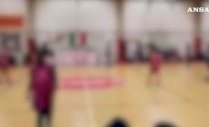 Insulti razzisti ad una giocatrice di basket, due anni di daspo alla mamma, niente squalifica alla ragazza  - Video