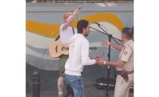 Ed Sheeran, polizia blocca esibizione in strada in India - Video