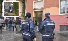Caccia allo squallido «esibizionista»: la polizia locale davanti alla scuola