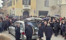 Funerali di Lorenzo Rovagnati, chiesa gremita. La moglie: "Dirò ai nostri figli chi sei stato". La madre legge l'Inno all'Amore di San Paolo