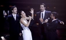 Sanremo, è la serata dei duetti. La puntata si apre con le gag di Roberto Benigni. Mahmood e Geppi Cucciari affiancano Conti - Foto 