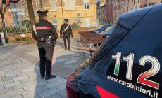 Atti osceni seduto di fronte a una scuola: denunciato il 50enne più volte video-segnalato dai cittadini