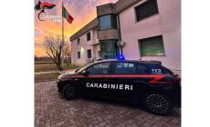 Si rifa il guardaroba gratis in un negozio poi si nasconde sdraiandosi in auto col sedile abbassato