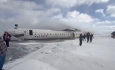 Paura all'aeroporto di Toronto: aereo Delta si ribalta durante l'atterraggio - Video 