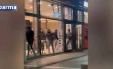 Dopo Parma-Roma, violenza e danni all'interno del Burger King in via Emilia Est - Video