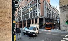 Scontro tra un'auto e un mezzo per la raccolta dei rifiuti in via Mazzini - Foto