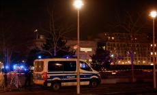 Paura a Berlino: un uomo accoltellato al Memoriale della Shoah, aggressore arrestato dopo la fuga 