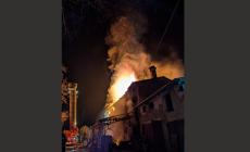 Incendio in un'abitazione sulle colline di Lesignano: 5 squadre dei vigili del fuoco e 118 sul posto. Intervento finito alle 4