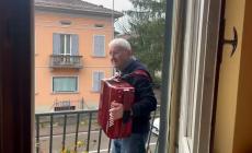 Diodato, il menestrello che dalla sua finestra incanta il San Leonardo - Video