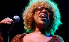 Addio a Roberta Flack, star della musica anni '70: fra i suoi successi,  "Killing Me Softly With His Song"