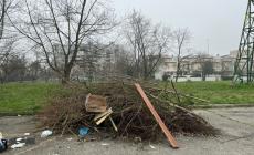 Cataste di legna e rifiuti in largo Emilio Lussu lungo via Budellungo - Foto