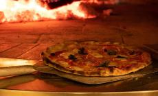 Luna blu: locale familiare e ricordi di Napoli, tra pizze e panuozzi