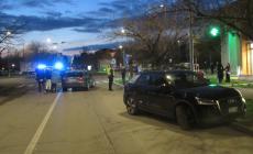 Auto sbatte contro un veicolo in sosta in via Picasso