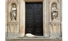 Clochard dorme sul portale di uno dei principali monumenti della città, la chiesa di San Giovanni Evangelista