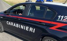 Svuotano gli estintori, arrivano i vigili del fuoco e lasciano una scia di danni: quattro 17enni denunciati