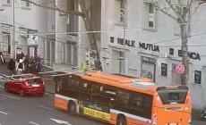La discussione in strada degenera: botte in viale Bottego - Video 