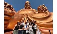 Sotto la statua del "Buddha Felice" con gli amici italiani (tre di Parma)