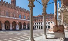 Una coetanea mangia un panino "durante il Ramadan": due ragazze provocano la lite, poi l'aggressione all'autista. Polemiche a Cremona