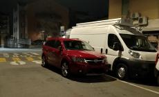 Inciviltà dilagante in via Valenti, in doppia fila da 24 ore 
