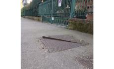 Tombino sollevato, pericolo in via Ognibene