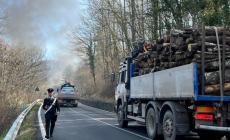 In fiamme un trattore con il carico di balloni sulla fondovalle tra Solignano e Citerna: strada chiusa, traffico deviato