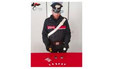 Spacciatore maldestro si auto-tradisce: e i carabinieri arrivano al suo piccolo bazar della droga