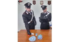 Tradito da un cd sporco di cocaina durante un controllo stradale. I carabinieri ne trovano oltre 40 grammi a casa. Arrestato  52enne