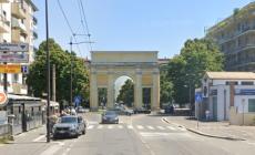 Auto fuori strada all'arco di San Lazzaro: un ferito al Maggiore