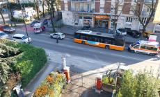 Cade in strada, paura in via Emilia Est in zona arco di San Lazzaro - Foto 
