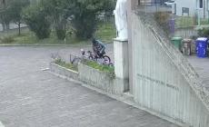 Furto in parrocchia, nel mirino una bici. Il video del ladro in azione fuori San Paolo: armeggia, la prende e se ne va pedalando tranquillamente