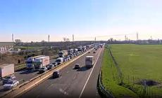 Tamponamento tra due auto e un camion in autostrada all'altezza di Priorato: un ferito e 7 km di coda