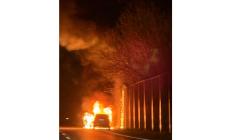 Auto a fuoco: intervento del 115 in tangenziale sud, disagi al traffico  in serata - Foto Video